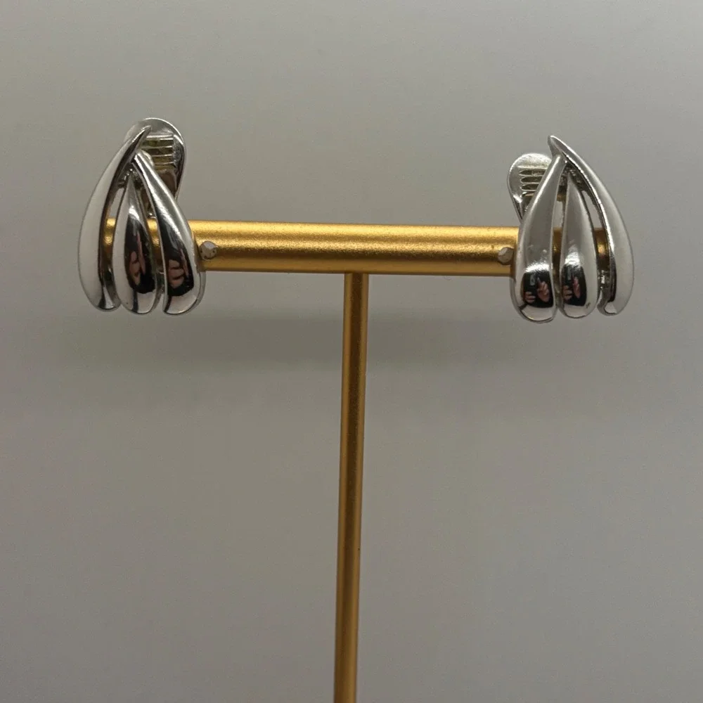 Monet Vintage‎ Silver Tone Triple Teardrop Clip On Earrings 4510